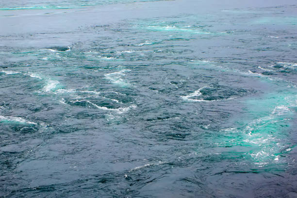 saltstraumen maelstrom - który jest podobno na świecie"u2019s najsilniejszych prądów pływowych z jacuzzi lub vortices , bodo, nordland county, norwegia. - outdoors kraken flowing flowing water zdjęcia i obrazy z banku zdjęć