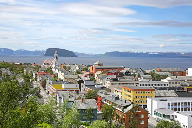 stadt hammerfest mit innenstadt, kathedrale, bergen & fjorden im hintergrund. hammerfest ist die nördlichste stadt der welt mit mehr als 10.000 einwohnern, grafschaft, norwegen. - hammerfest stock-fotos und bilder