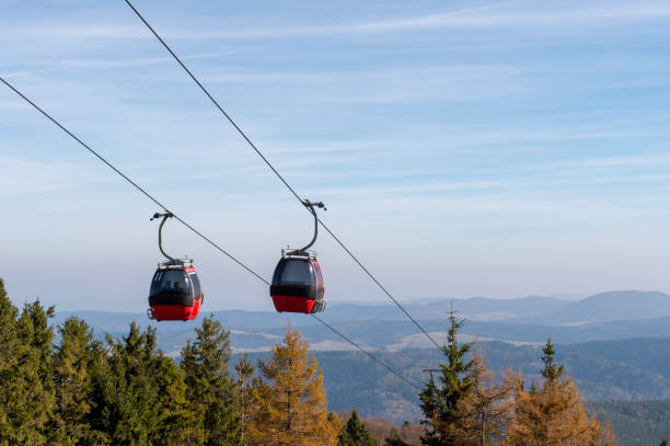 The gondola railway is a single-line railway with circular traffic. The wagons are disengaged from the rope