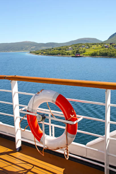 pont d’un navire - anneau de vie comme il croisières fjords, îles - passages à l’intérieur; l’andfjorden et vestfjorden, entre bodo et hammerfest, norvège. - hammerfest photos et images de collection