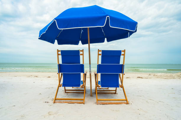 에스테로 비치 플로리다 - outdoor chair beach chair umbrella 뉴스 사진 이미지