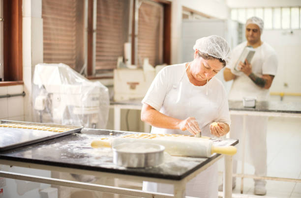trabajador en panadería - food industry manufacturing human hand fotografías e imágenes de stock