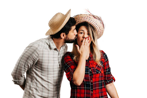 フェスタ・ジュニナのために伝統的な服を着たブラジルのカップル - 6月の祭り - party hat hat party isolated ストックフォトと画像