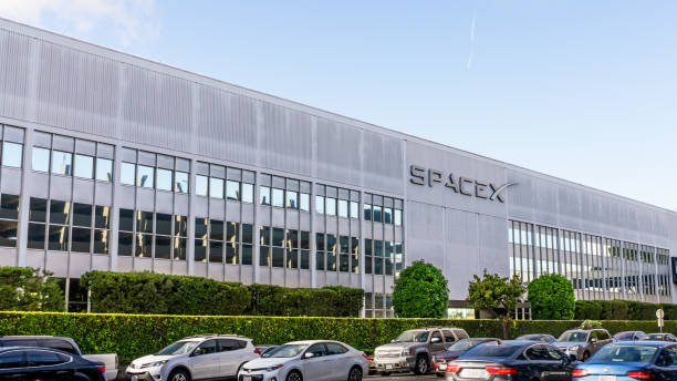 SpaceX headquarters in Hawthorne, California Dec 8, 2019 Hawthorne / Los Angeles / CA / USA - SpaceX (Space Exploration Technologies Corp.) headquarters; SpaceX is a private American aerospace manufacturer elon musk photos stock pictures, royalty-free photos & images