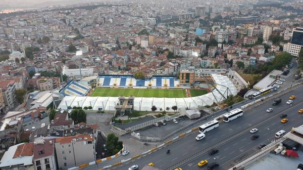 stade recep tayyip erdogan dans le district de kasimpasa, istanbul, turquie - soccer field sports team major league soccer playing field photos et images de collection