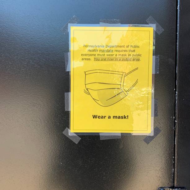 istock Sign on Door Requiring Face Masks 1224665457