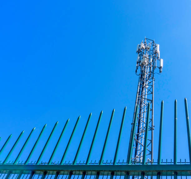 wieża telekomunikacyjna na tower road, clondalkin, irlandia. - clondalkin zdjęcia i obrazy z banku zdjęć