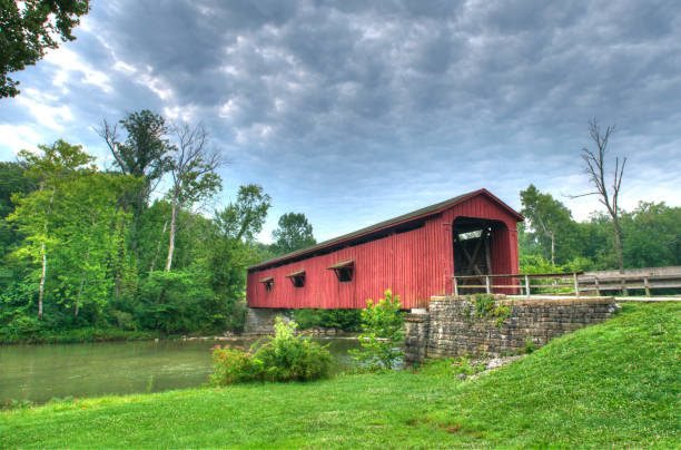 most-stary zadaszony most zbudowany w 1874 roku nad mill creek-owen county indiana - covered bridge zdjęcia i obrazy z banku zdjęć