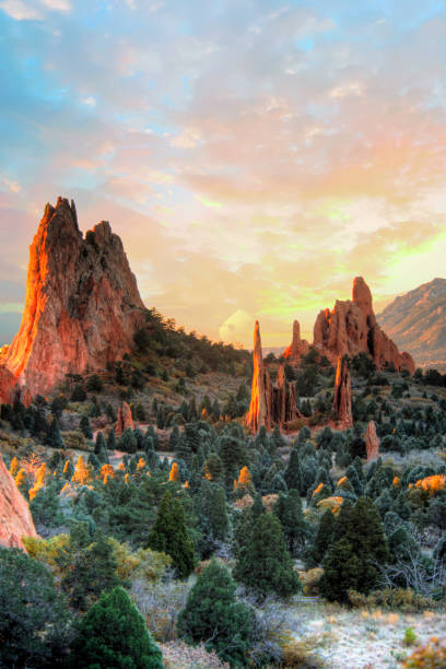 jardín de los gods-colorado springs colorado-at sunrise - garden of the gods fotografías e imágenes de stock