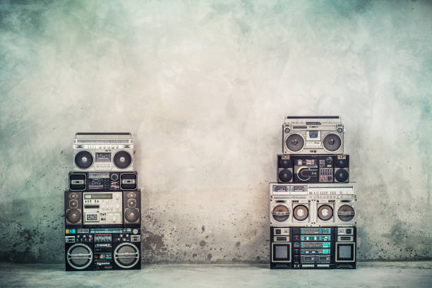 retro antigo design gueto blaster boombox gravadores de fita de rádio dos anos 1980 parede de concreto dianteiro. rap nostálgico, hip hop, conceito de música de r&b. foto filtrada estilo vintage - rhythm and blues - fotografias e filmes do acervo