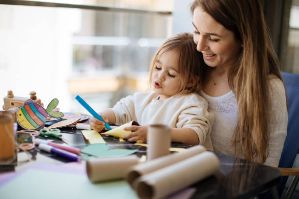 mutter und vorschultochter lernen und machen kreative arbeit - togetherness learning playful mother stock-fotos und bilder