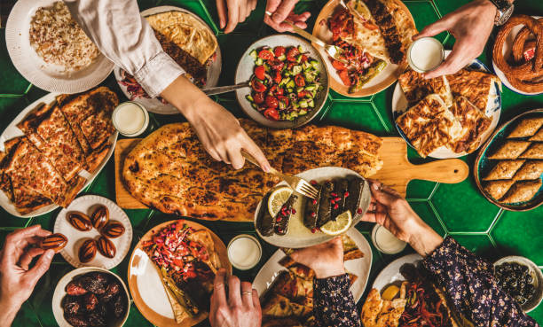 mesa de cena familiar iftar de ramadán musulmán con comida tradicional turca - baklawa fotografías e imágenes de stock