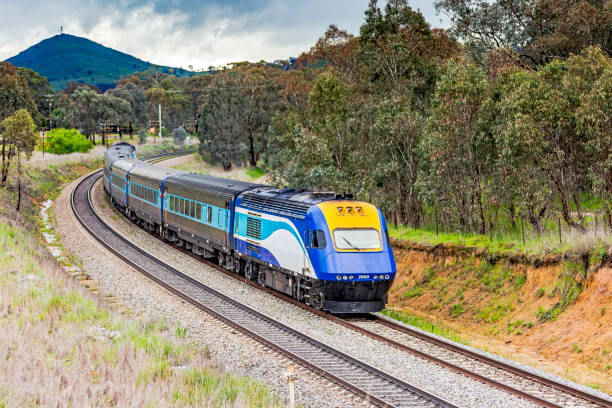 trem de passageiros diesel aerodinâmico xpt em paisagem rural montanhosa - diesel locomotive - fotografias e filmes do acervo