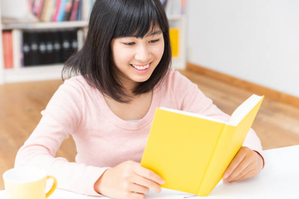 mädchen, das ein buch liest - mittelschule bücher stock-fotos und bilder