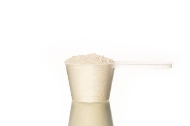 molke in dosis - protein drink whey ground measuring cup stock-fotos und bilder
