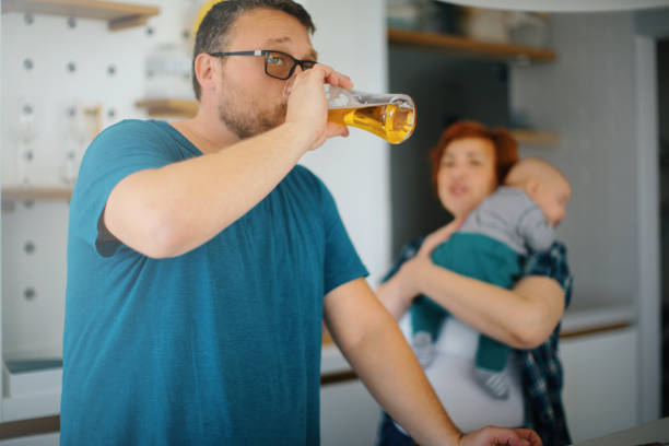 eu tenho que beber uma cerveja para relaxar de tudo. - couple dependency standing men - fotografias e filmes do acervo