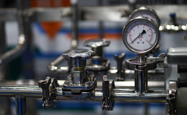 close-up of analog meter in an industry - pressure gauge gauge physical pressure pipeline imagens e fotografias de stock