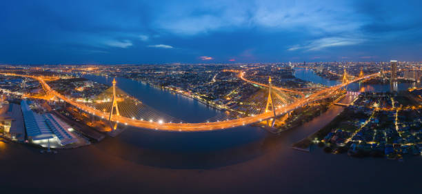 vista aérea del puente bhumibol y el río chao phraya en estructura de concepto de arquitectura de suspensión, ciudad urbana, bangkok. zona céntrica por la noche, tailandia. - phumiphon aduldet fotografías e imágenes de stock