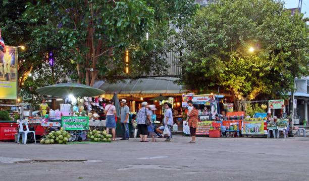 タイ・カンチャナブリーのナイトストリートマーケット。 - kanchanaburi province ストックフォトと画像