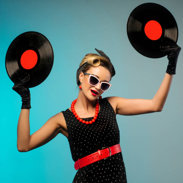 фотография гламурной очаровательной девушки, держащей виниловую пластинку в руке - sunglasses fashion pin up girl women стоковые фото и изображения