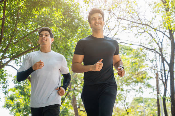 屋外でジョギングする2人のハンサムな健康ランナー。フィットネスとスポーツ健康的なライフスタイルの概念。 - starting line competition running jogging ストックフォトと画�像
