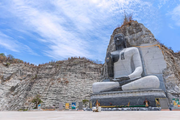 statua del buddha di pietra a wat khao tham thiam. - buddha thailand spirituality wisdom foto e immagini stock