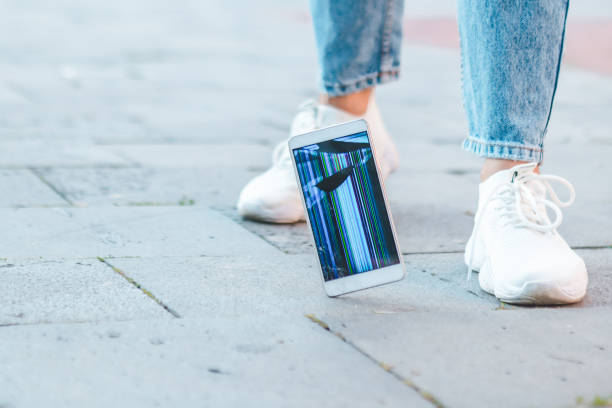 pantalla agrietada del teléfono móvil - dropped call fotografías e imágenes de stock