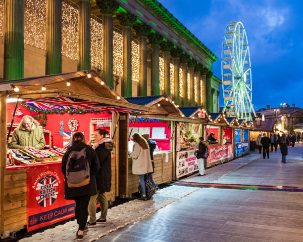 liverpool, mercatino di natale a st george's plateau (inghilterra, regno unito) - st georges hall foto e immagini stock