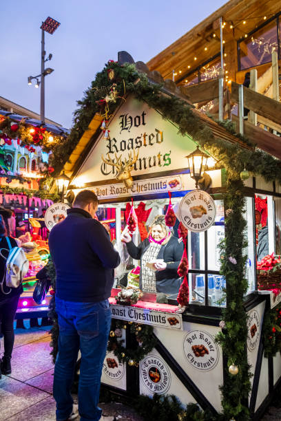 mercatino di natale di nottingham (inghilterra, regno unito) - chestnut market vendor roasted christmas foto e immagini stock