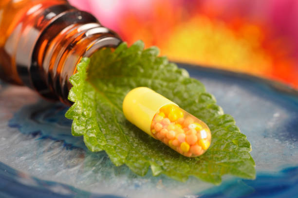 medicina alternativa y natural con píldoras herbales - chinese medicine nutritional supplement herb pill fotografías e imágenes de stock