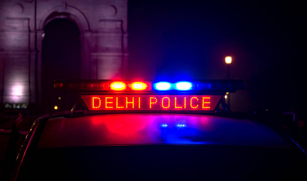 delhi police pcr van with siren lights, patrolling near india gate area of connaught place during midnight hours to keep the city safe from any crime or criminal activity. - new delhi india night government imagens e fotografias de stock