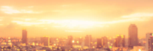 крыша партии размытия городской фон размытый восход солнца или счастливый золотой вечер заката час с жарой, солнечная жара, и городской пей - golden sunset стоковые фото и изображения