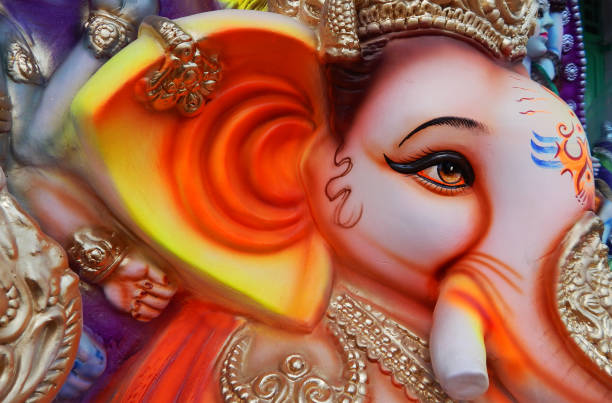 寺院でインドのヒンズー教の神ガネーシャアイドルのクローズアップビュー - ganesh ストックフォトと画像