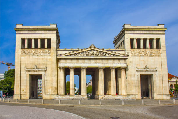 city gate in munich, germany - propylaen imagens e fotografias de stock