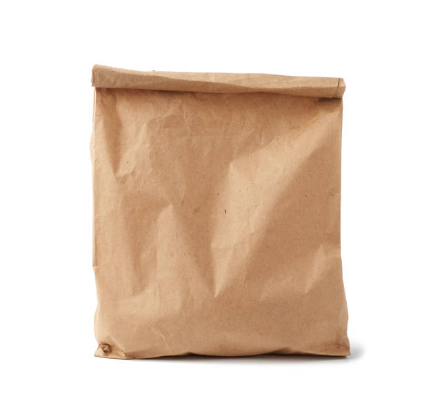 полный бумажный одноразовый мешок коричневой крафтовой бумаги, изолированный на белом фоне - bag white paper bag paper стоковые фото и изображения