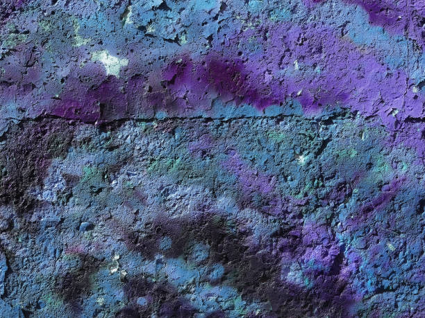 fond de texture de mur, plâtre de couleur rugueuse avec vieux peeling peinture pourpre gros plan. mur de béton sale du bâtiment, surface grunge vintage - paint rough peeling grunge photos et images de collection