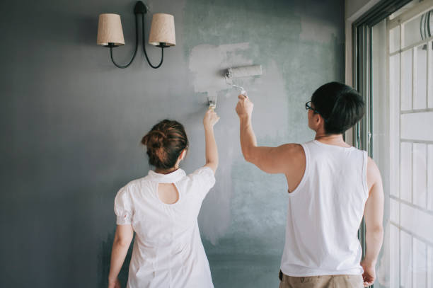 membros da família asiática chinesa pintando sua casa - paint brushing house painter wall - fotografias e filmes do acervo