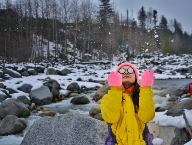 piękna dziewczyna bawi się śniegiem w śniegu w manali india - india mountain child people zdjęcia i obrazy z banku zdjęć