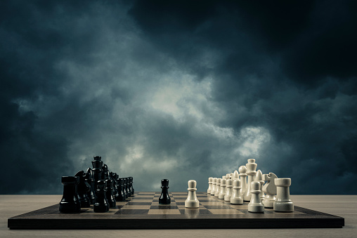 apertura de ajedrez frente a las nubes de tormenta photo