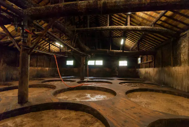 Made from soy sauce soy. Boil soybeans, salt and koji are added and fermented, and squeezed storage is squeezed. This is a factory made by traditional manufacturing method.