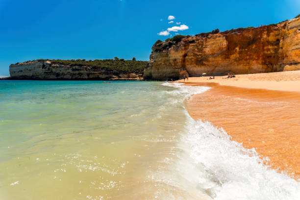 belles plages larges et sablonneuses avec des falaises en algarve, portugal - senhora da rocha photos et images de collection