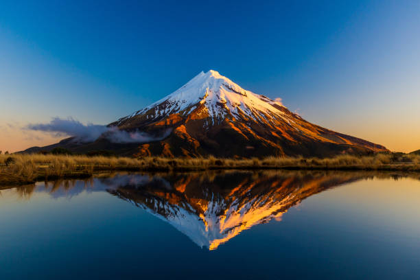 mt taranaki reflection at sunset - water lake reflection tranquil scene imagens e fotografias de stock