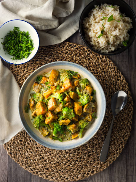 curry vegano di patate dolci - brown rice rice healthy eating organic foto e immagini stock