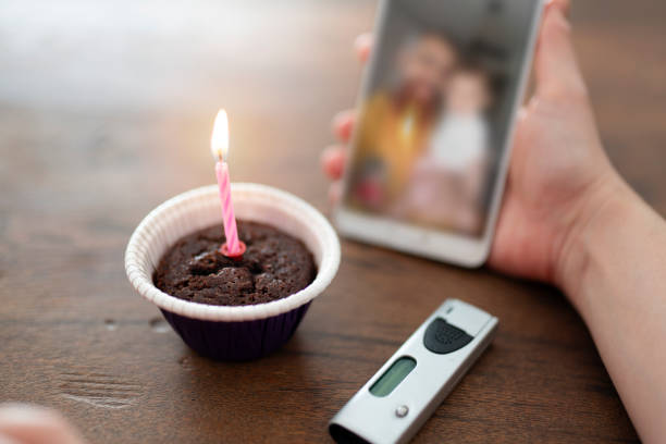 giovane donna festeggia compleanno in teleconferenza - muffin blueberry muffin blueberry isolated foto e immagini stock