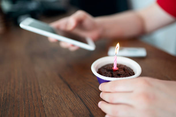 giovane donna festeggia compleanno in teleconferenza - muffin blueberry muffin blueberry isolated foto e immagini stock