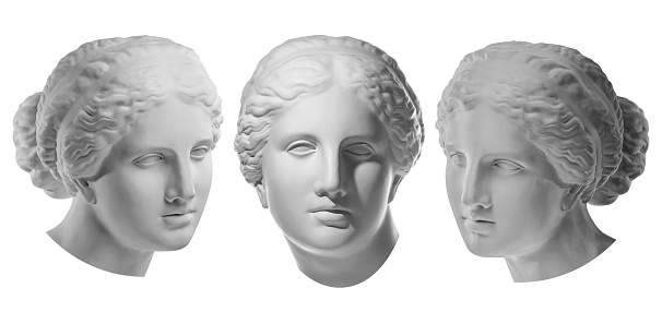 Tres copias de yeso de la antigua estatua venus cabeza aislada sobre fondo blanco. Cara de mujer escultura de yeso. photo