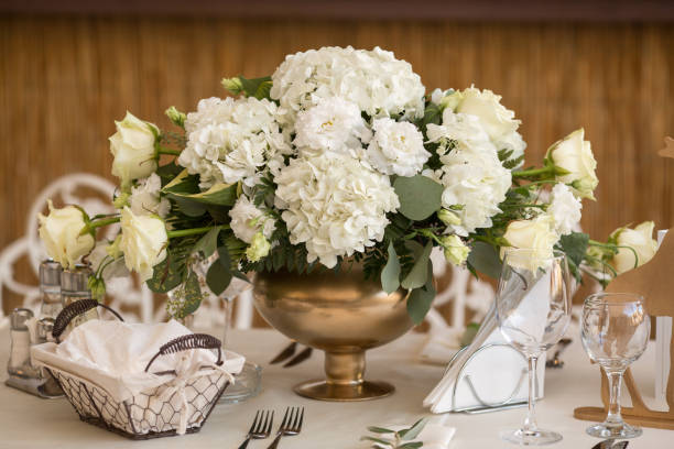 bouquet di fiori in un vaso - wedding centerpiece foto e immagini stock