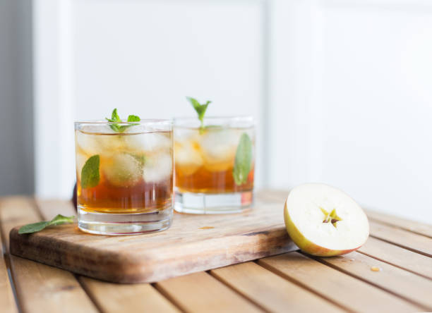 copia spazio con succo di mela ghiacciata su sfondo di legno - soft cider foto e immagini stock