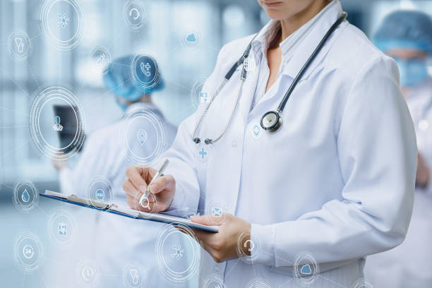 o médico escreve um diagnóstico. - cyberspace doctor healthcare and medicine prescription medicine - fotografias e filmes do acervo