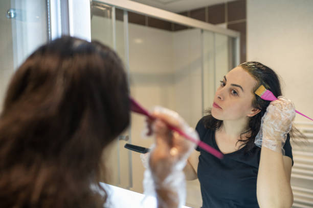 cuidado com o cabelo das mulheres - tinge - fotografias e filmes do acervo